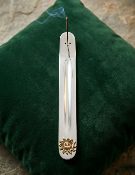 Porte-encens indien traditionnel élégance solaire pour une atmosphère apaisante Porte-encens indien traditionnel élégance solaire pour une atmosphère apaisante