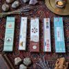 Lot d’encens Yoga & Pleine Conscience 5 boîtes bâtonnets – Alignement, centrage et respiration Lot d’encens Yoga & Pleine Conscience 5 boîtes bâtonnets – Alignement, centrage et respiration