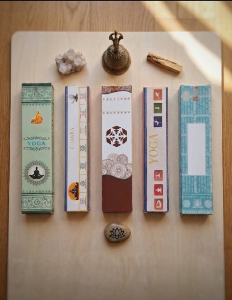 Lot d’encens Yoga & Pleine Conscience 5 boîtes bâtonnets – Alignement, centrage et respiration Lot d’encens Yoga & Pleine Conscience 5 boîtes bâtonnets – Alignement, centrage et respiration